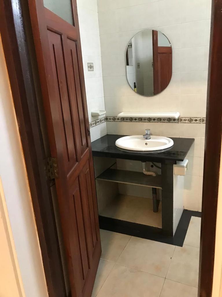 Ice Berg Apartman Dehiwala-Mount Lavinia Szoba fotó
